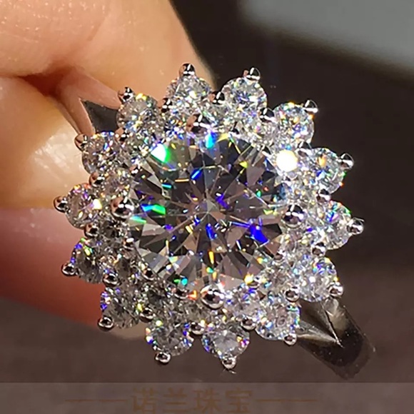 18K White Gold Moissanite Diamonds Ring - Picture 4 of 4